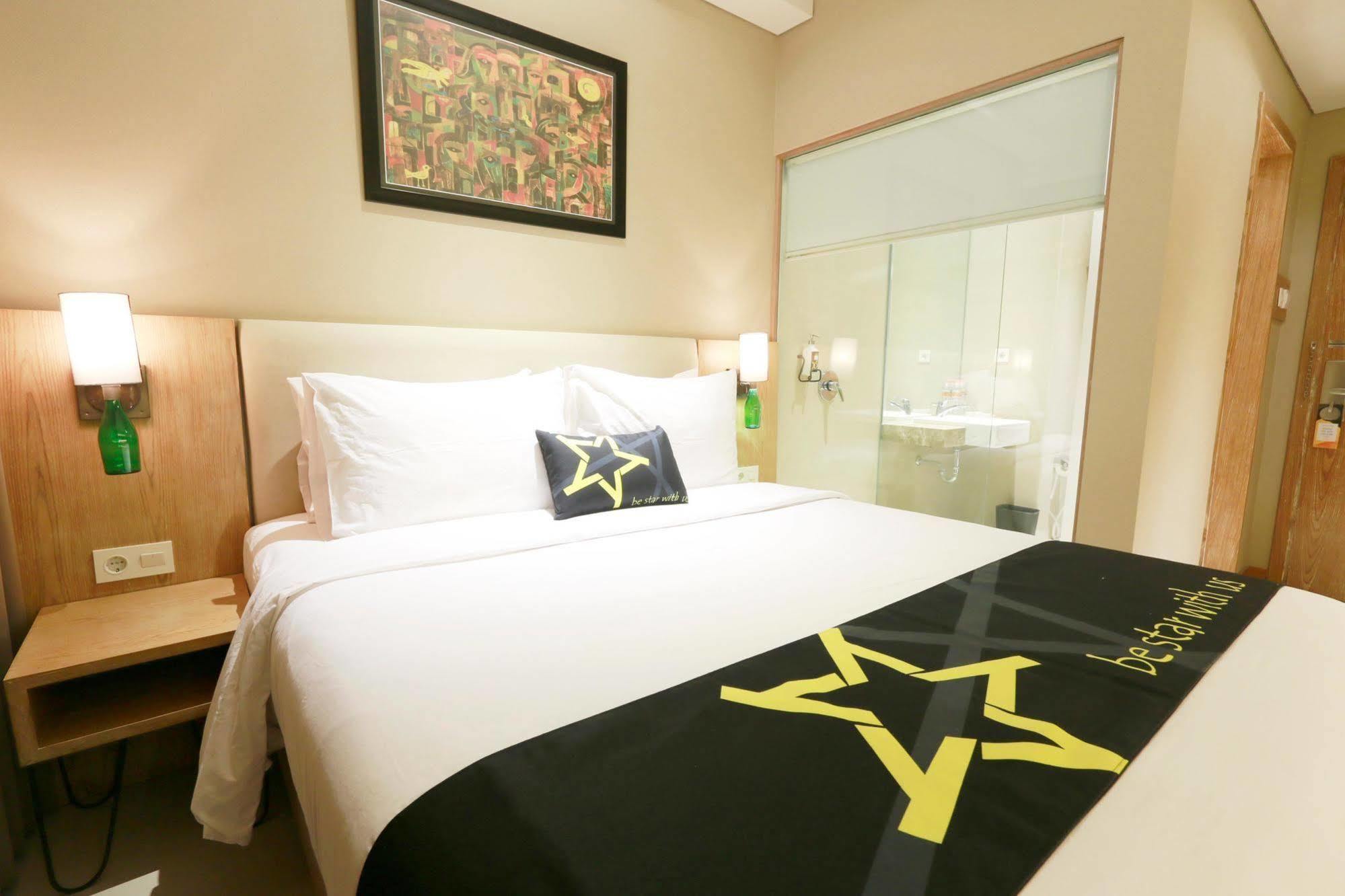 Yellow Star Gejayan Hotel Yogyakarta Extérieur photo